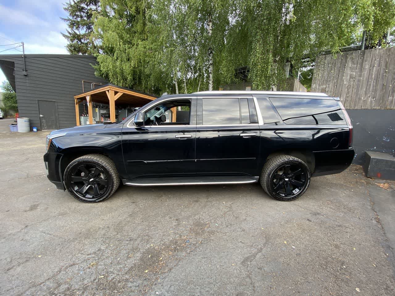 Used 2019 Cadillac Escalade ESV Luxury AWD/4WD image 3