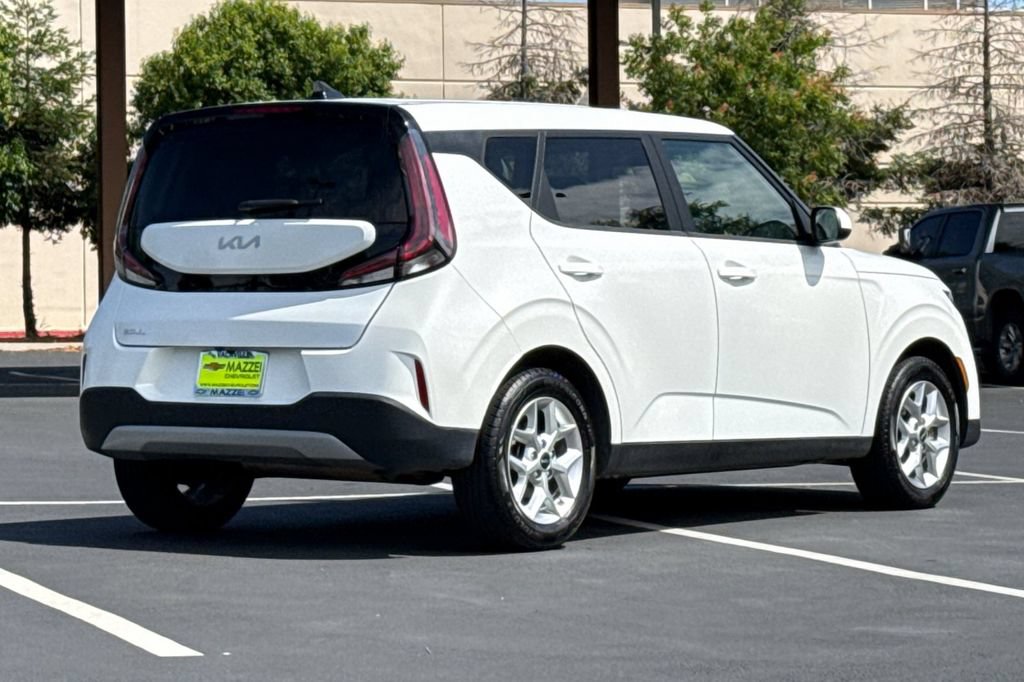 Used 2024 Kia Soul LX w/ Option Group 015 FWD image 11