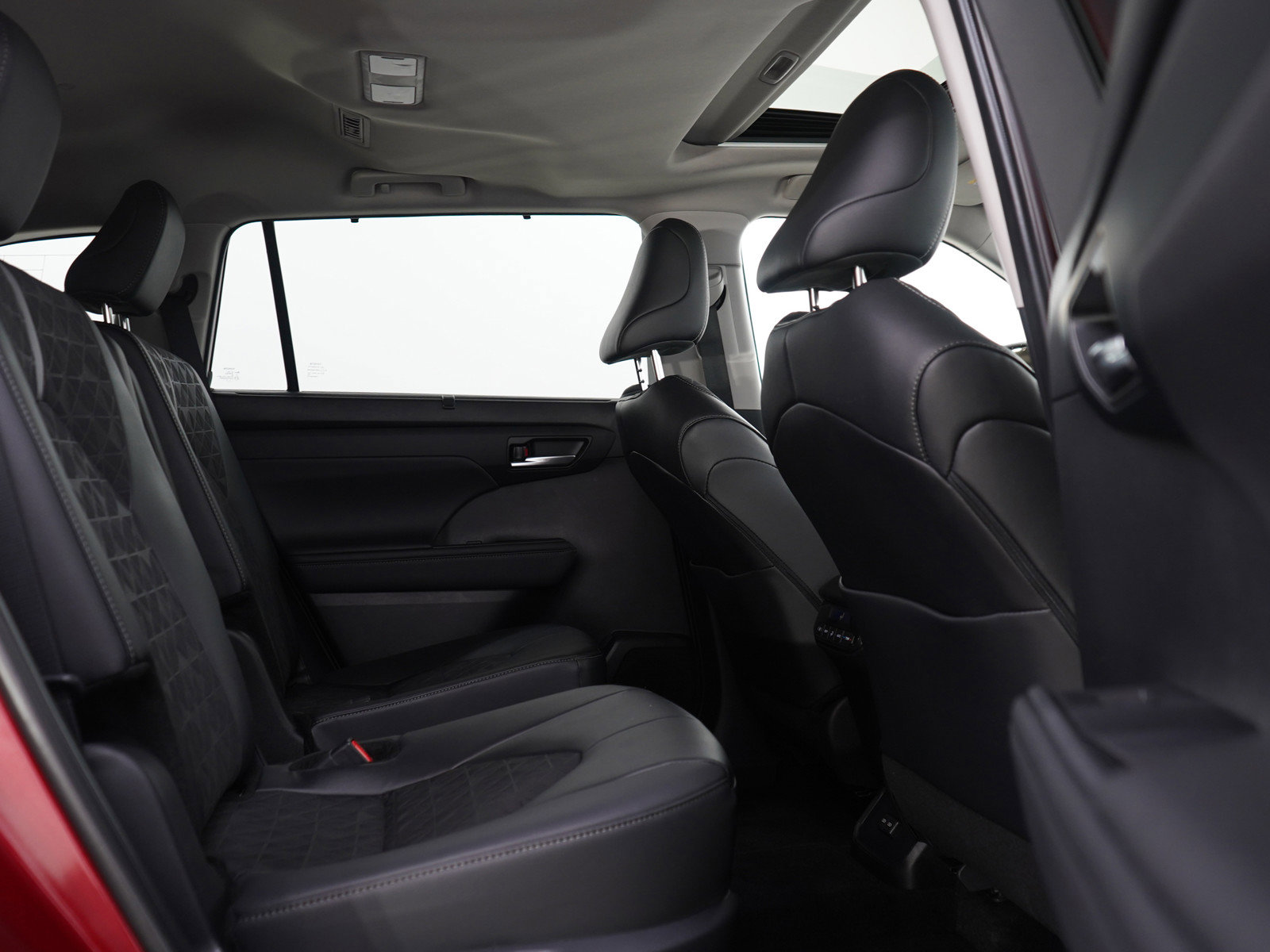 Used 2024 Toyota Highlander XLE image 11