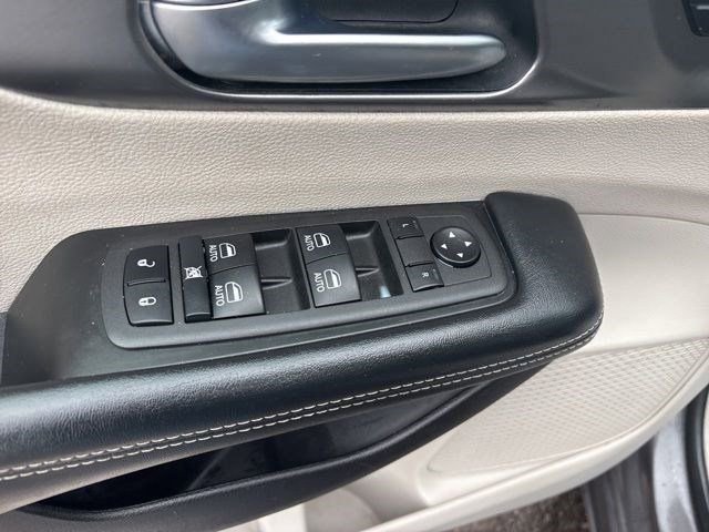 Used 2022 Chrysler Pacifica Touring-L w/ Uconnect Theater Family Group image 14