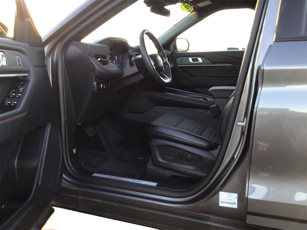 Used 2025 Ford Explorer ST-Line w/ ST-Line Street Pack image 9