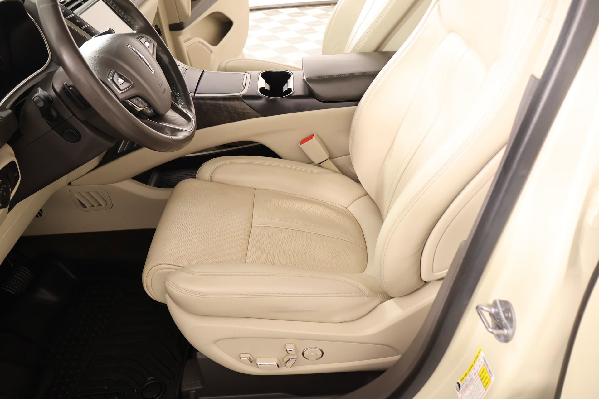 Used 2018 Lincoln MKX Reserve w/ Driver Assistance Package FWD image 11
