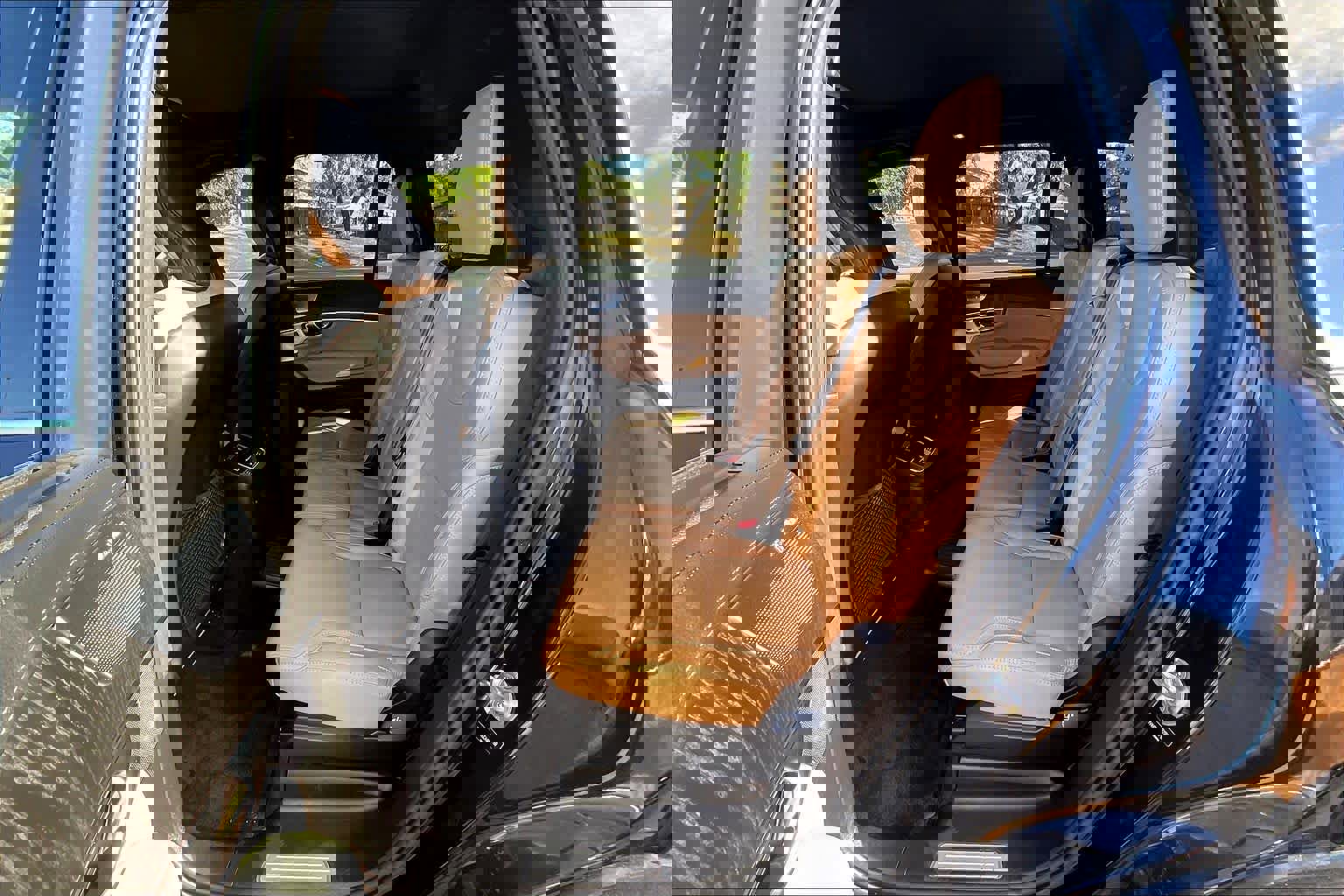 Used 2023 Volvo XC90 T8 Ultimate w/ Lounge Package image 29