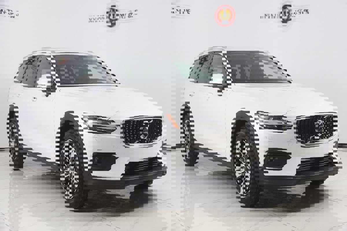 Used 2024 Volvo V60 B5 Cross Country Plus image 22