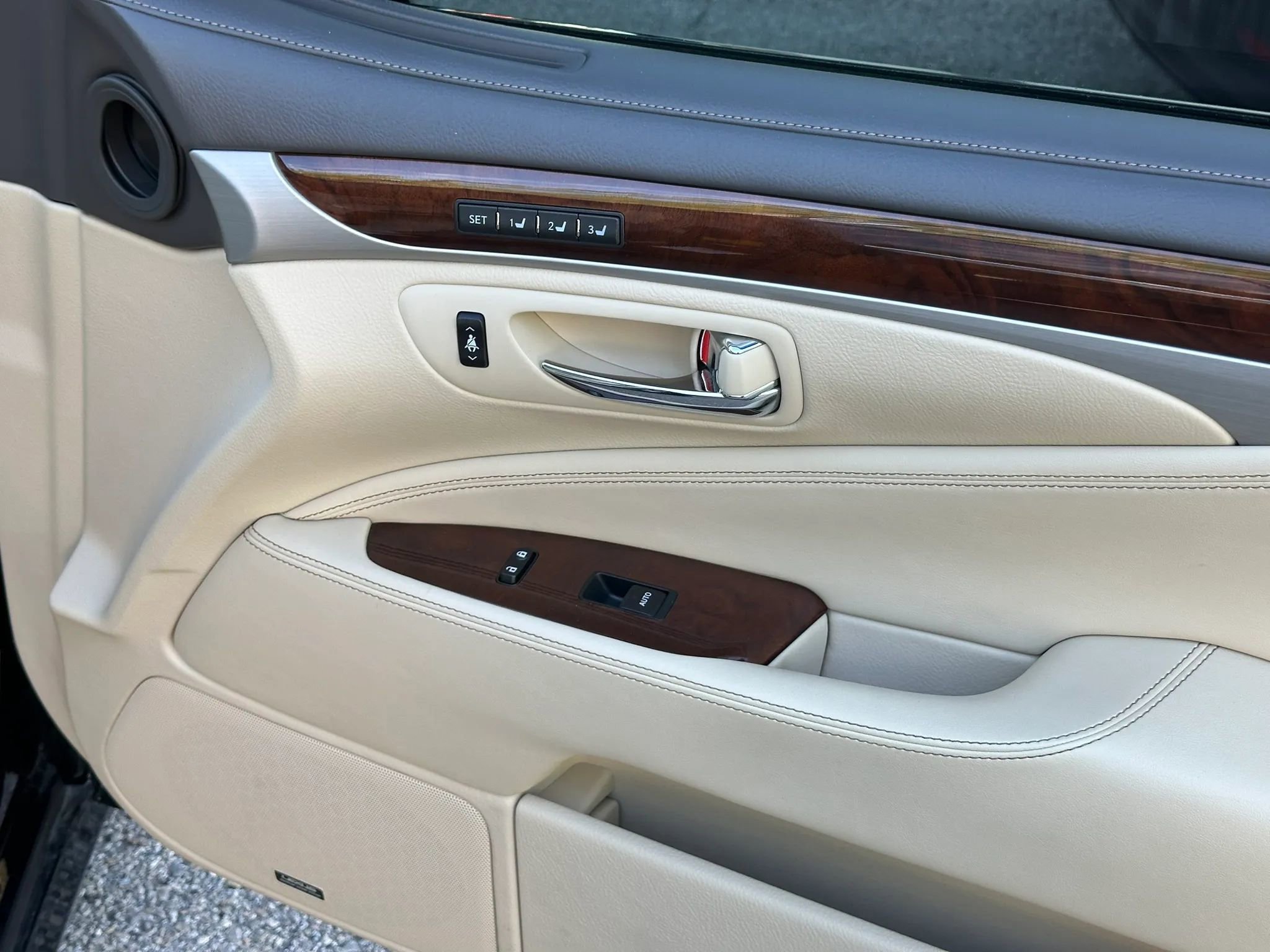 Used 2013 Lexus LS 460 w/ Comfort Pkg RWD image 20