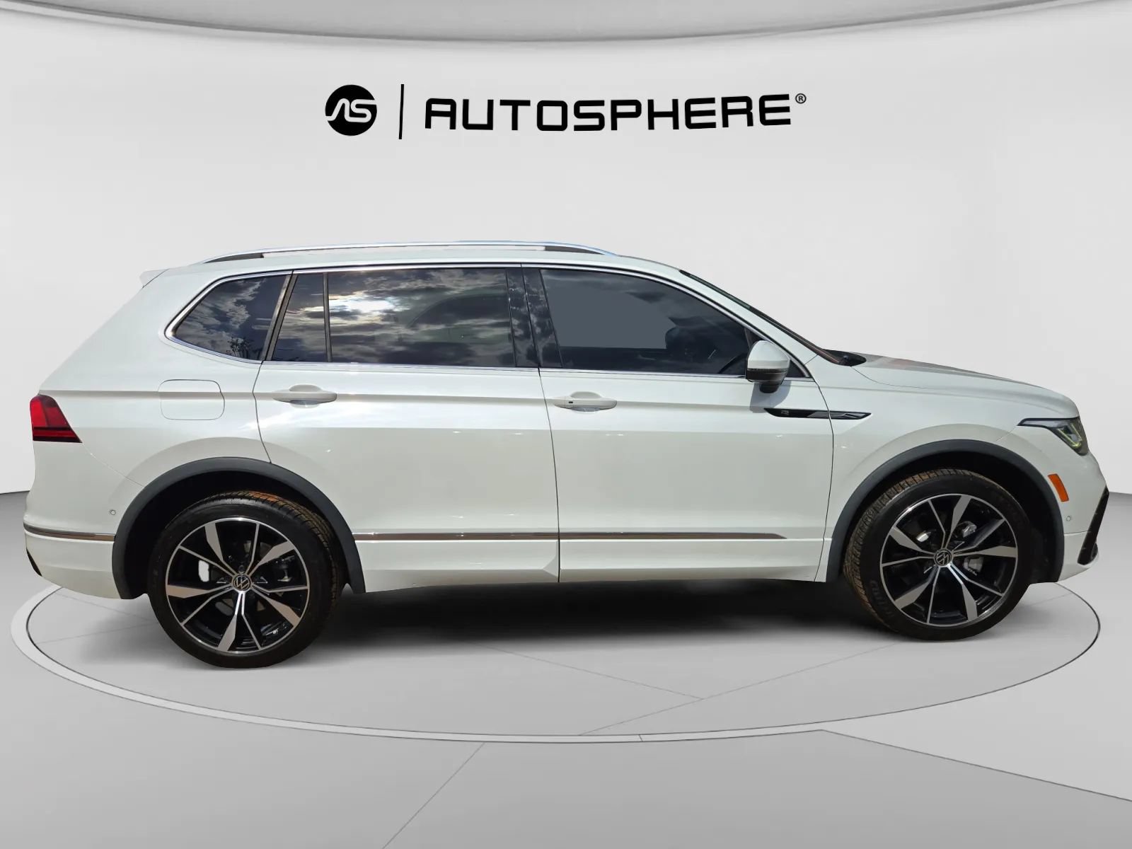 Used 2022 Volkswagen Tiguan SEL R-Line AWD/4WD image 9