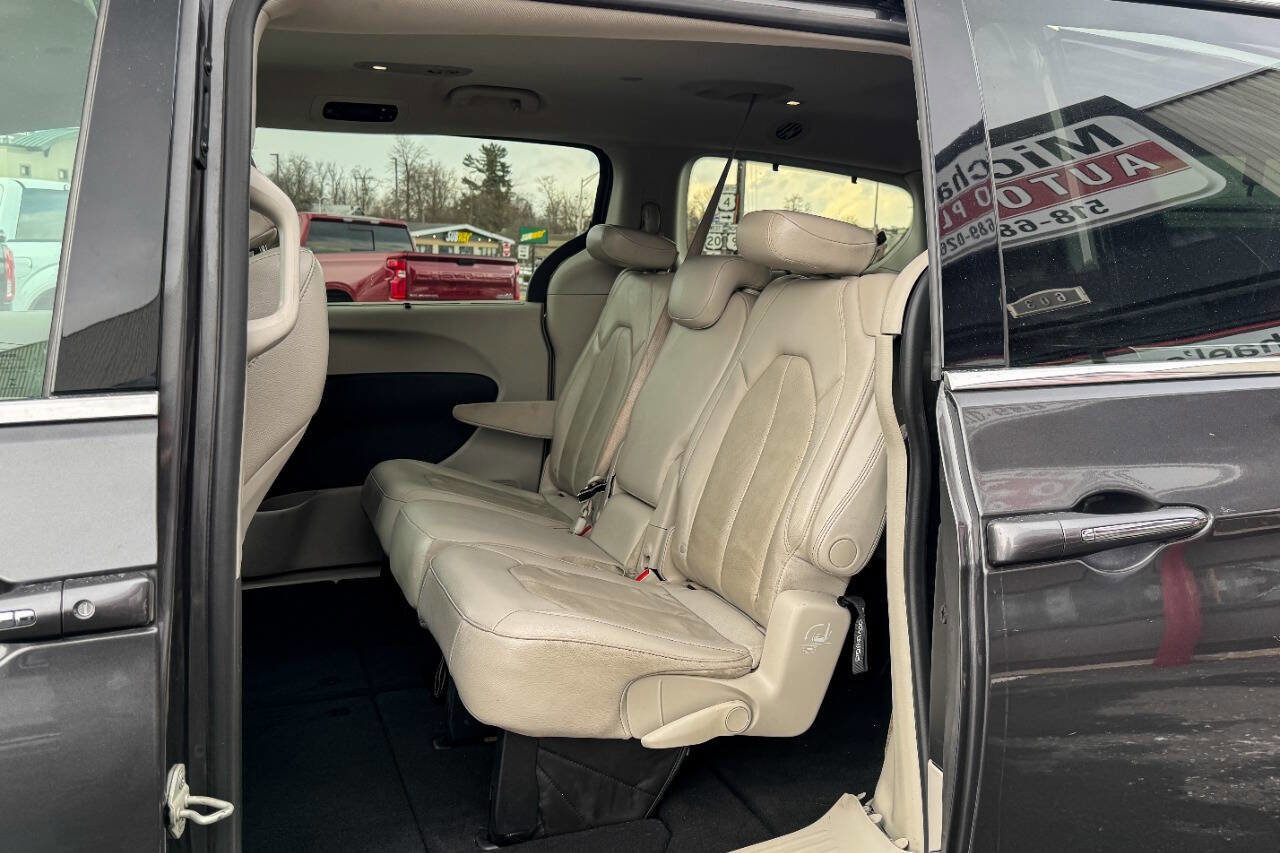 Used 2019 Chrysler Pacifica Touring-L image 19