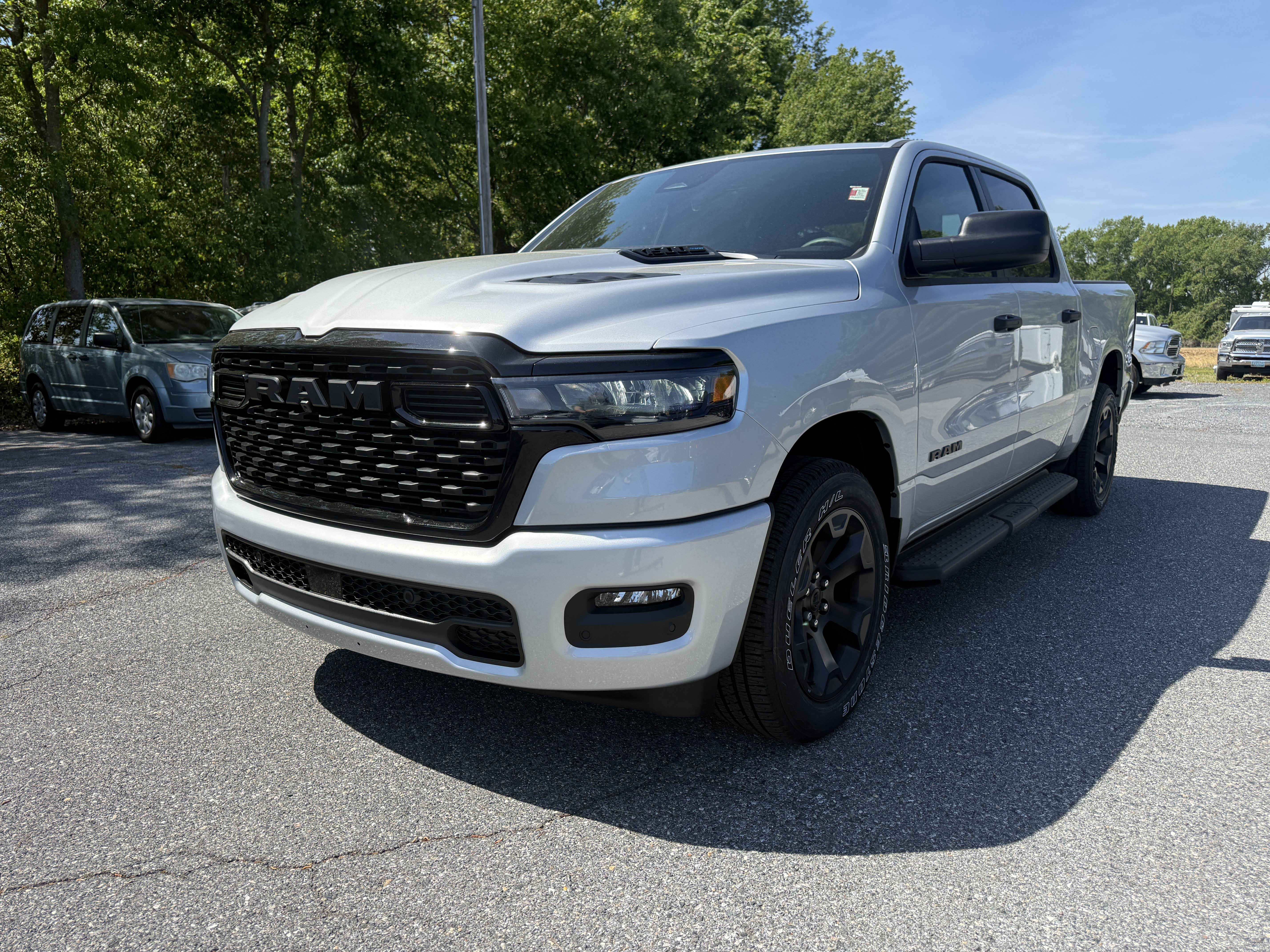 New 2026 RAM 1500 Express AWD/4WD image 3