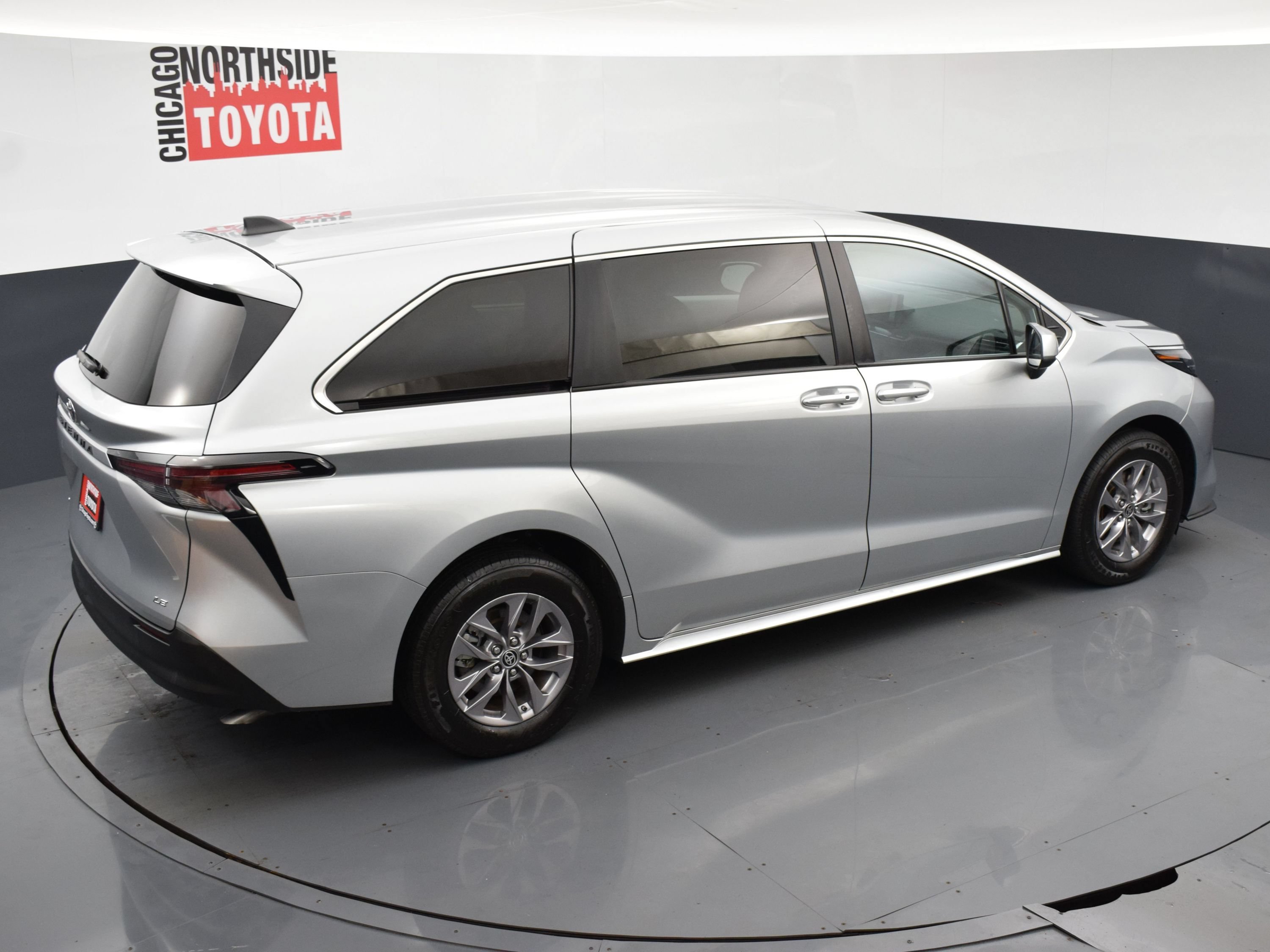 Used 2025 Toyota Sienna LE FWD image 21