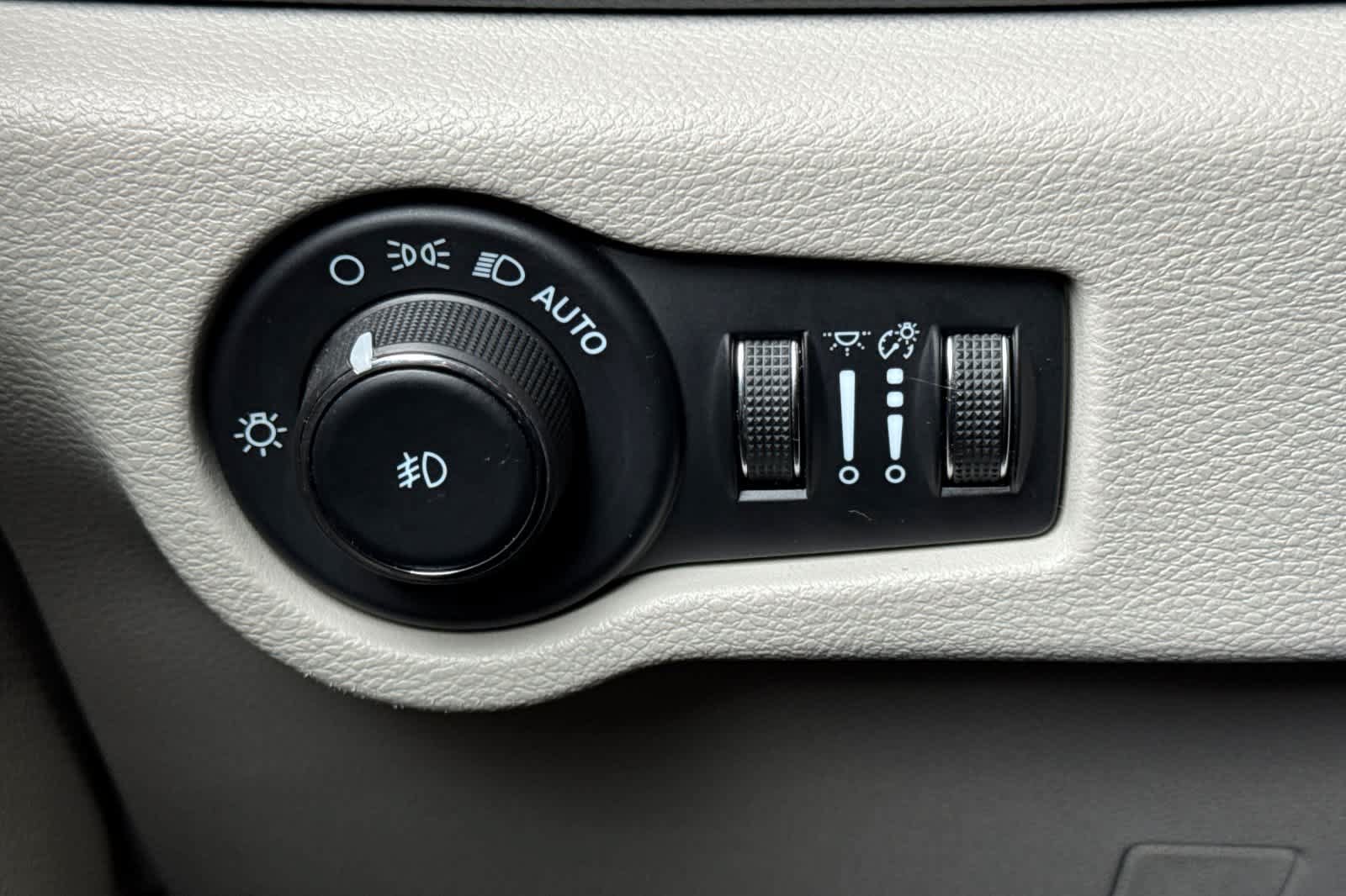 Used 2024 Chrysler Pacifica Touring-L FWD image 31