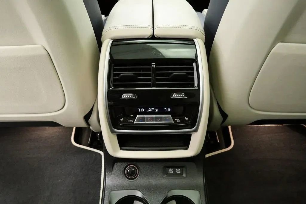 Used 2022 BMW X7 M50i image 25