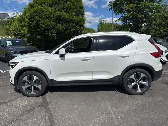 Used 2023 Volvo XC40 B5 Plus w/ Climate Package AWD/4WD image 3