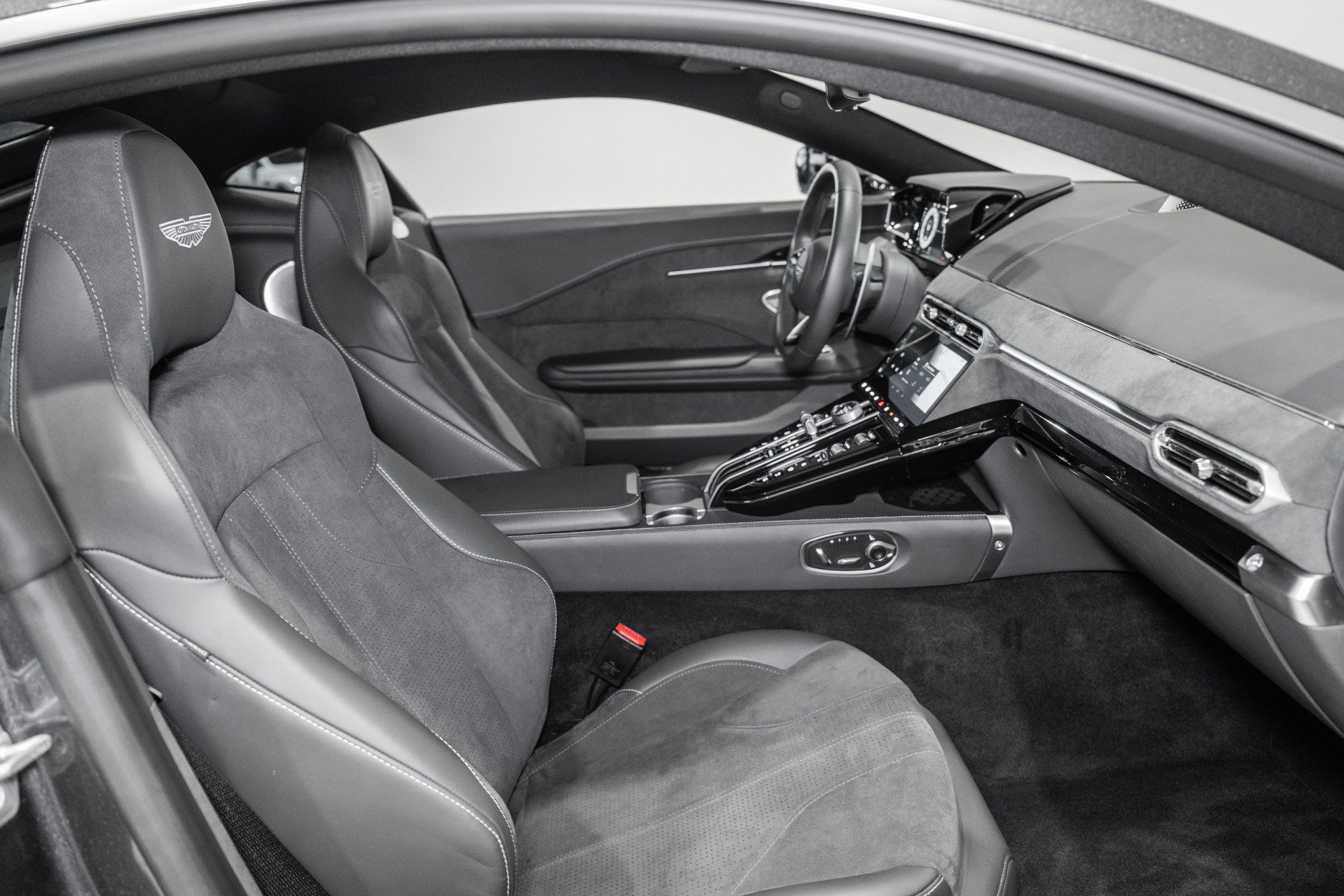 Used 2025 Aston Martin V8 Vantage Coupe RWD image 14