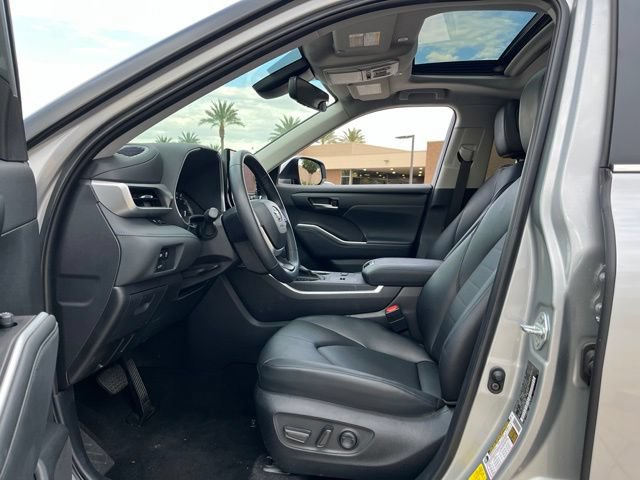 Used 2025 Toyota Highlander XLE FWD image 11