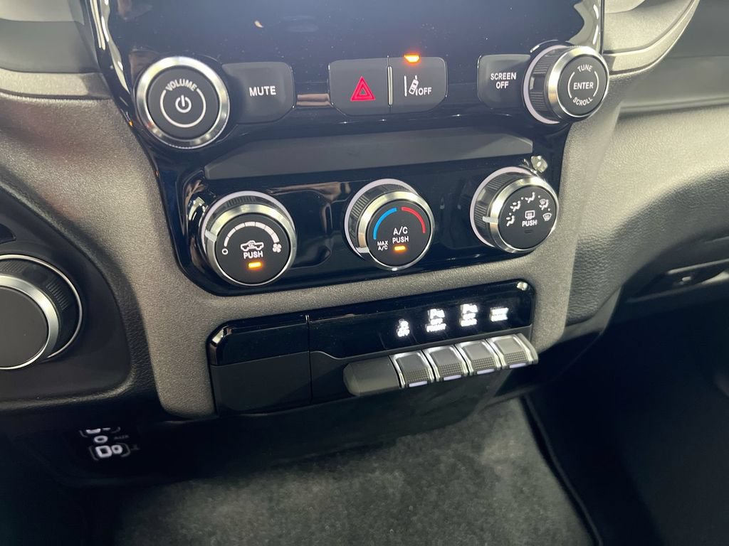 New 2026 RAM 1500 Express AWD/4WD image 16