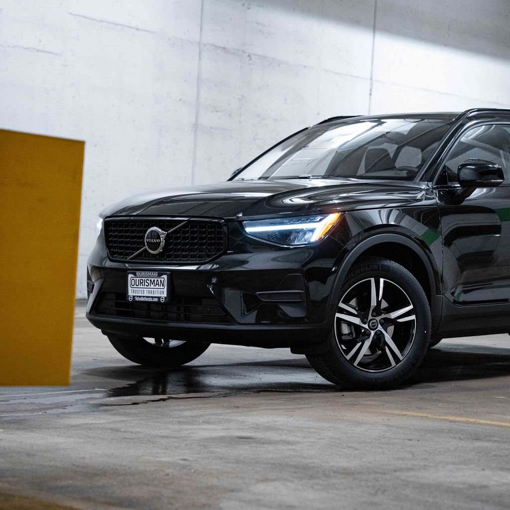 New 2026 Volvo XC40 B5 Core w/ Climate Package AWD/4WD image 2