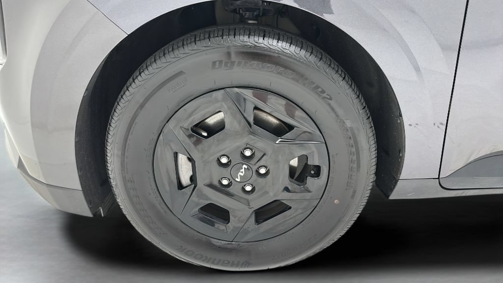 Used 2025 Kia Carnival FWD image 8