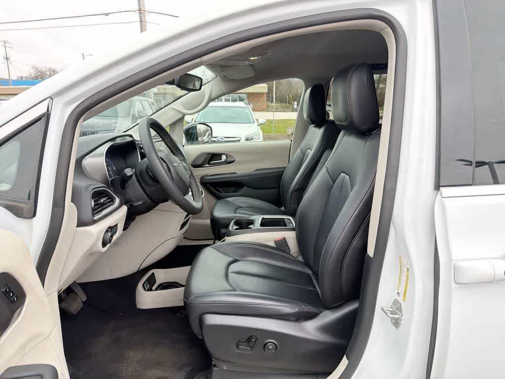 Used 2024 Chrysler Pacifica Touring-L FWD image 20