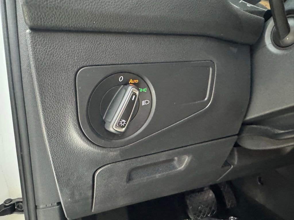 Used 2023 Volkswagen Tiguan SE w/ Panoramic Sunroof Package image 37