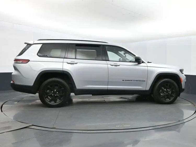 Used 2024 Jeep Grand Cherokee L Laredo image 4