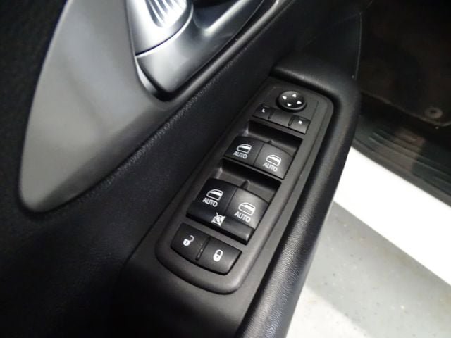 Used 2025 Chrysler Pacifica Select FWD image 10