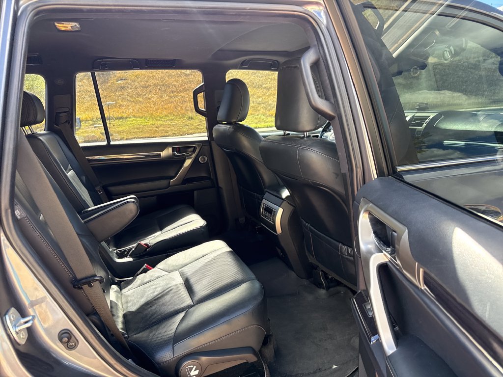 Used 2021 Lexus GX 460 Luxury w/ Sport Design Package AWD/4WD image 23