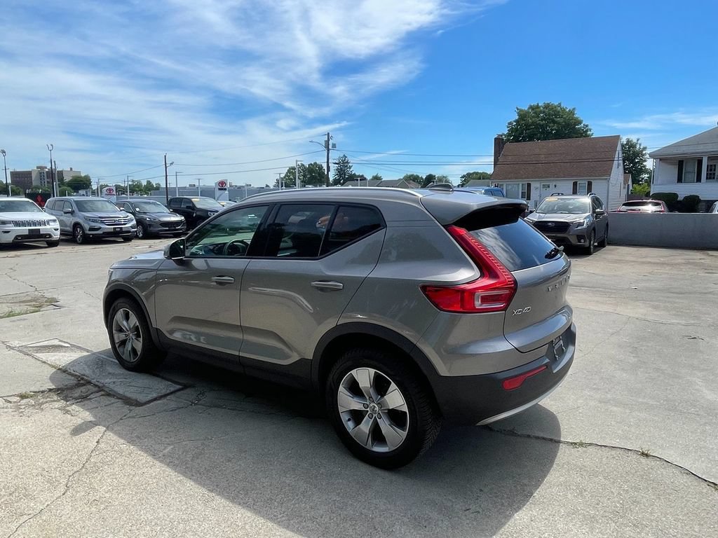 Used 2022 Volvo XC40 T4 Momentum FWD image 8