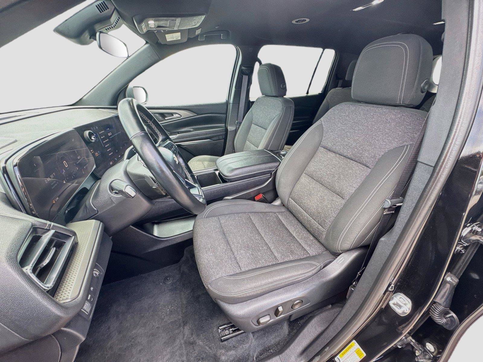 Used 2025 Chevrolet Traverse LT FWD image 9
