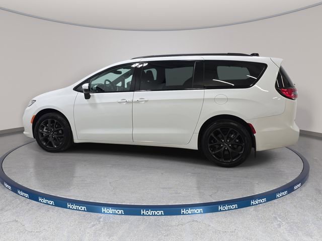 Used 2023 Chrysler Pacifica Touring-L w/ Uconnect Theater Family Group image 9