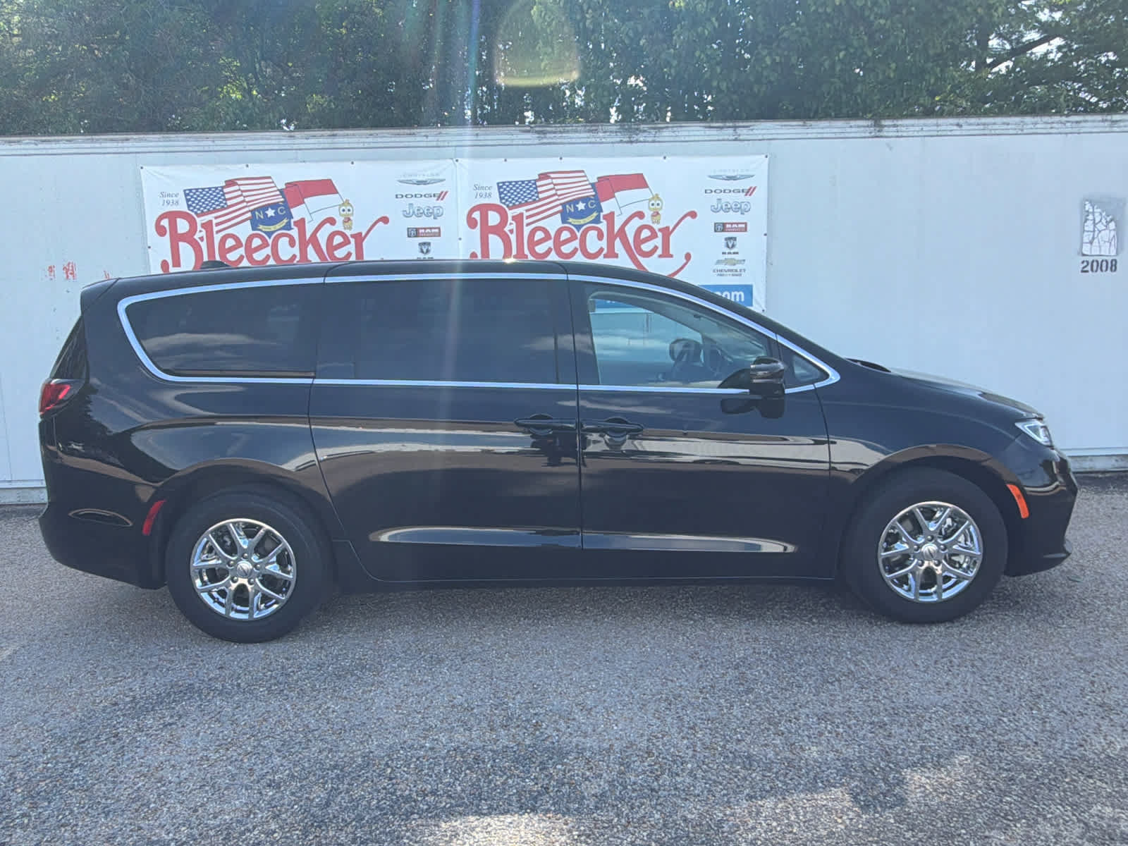 Used 2024 Chrysler Pacifica Touring-L FWD image 2