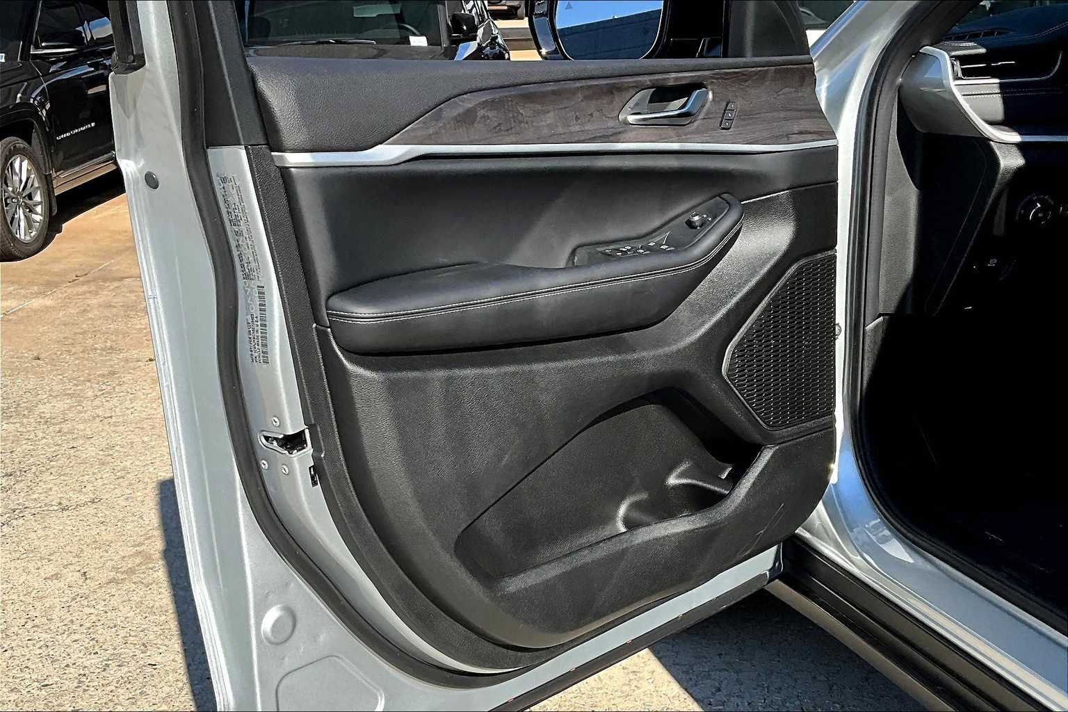New 2025 Jeep Grand Cherokee L Limited w/ Black Appearance Package image 11