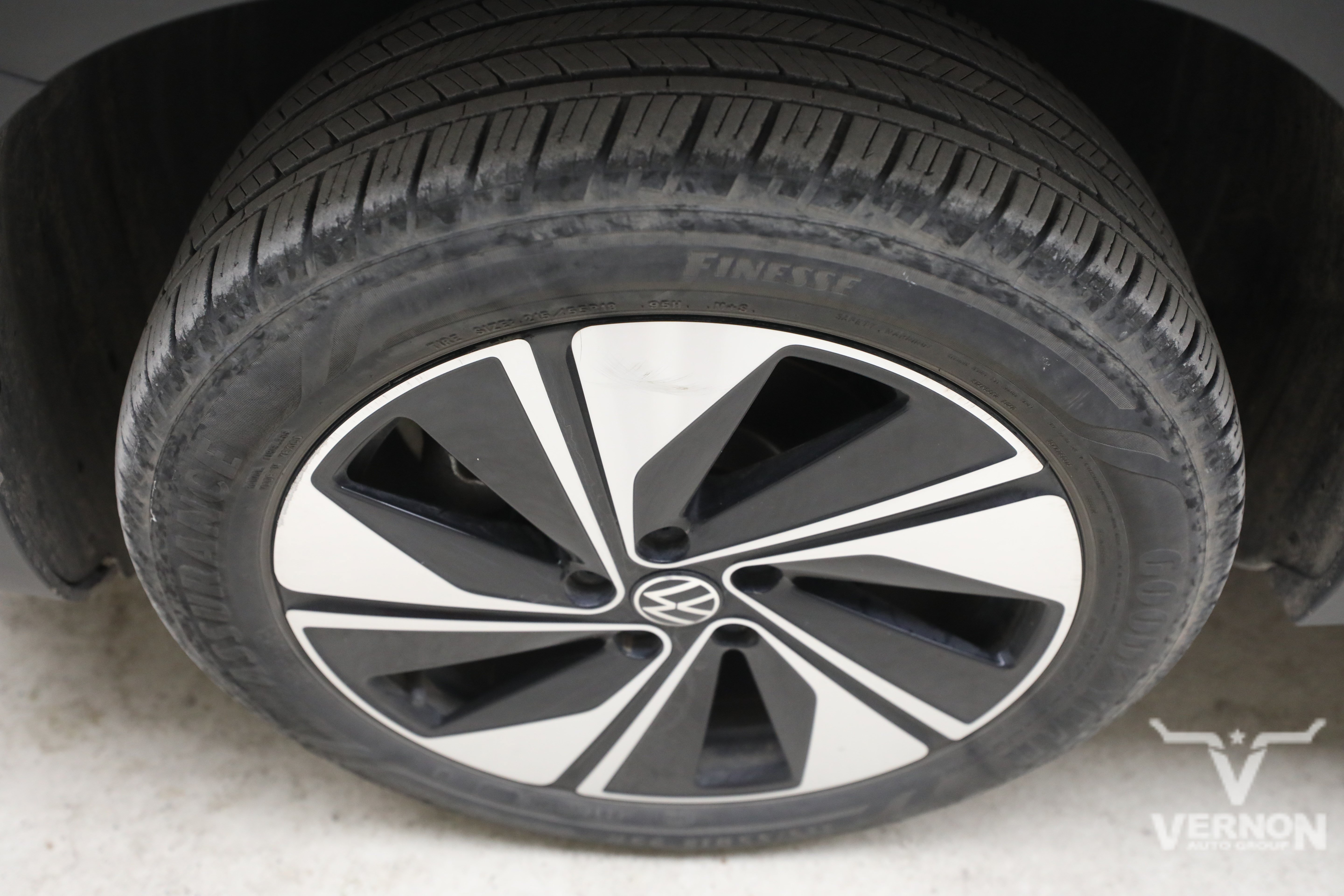 Used 2024 Volkswagen Taos SE w/ Panoramic Sunroof Package AWD/4WD image 8