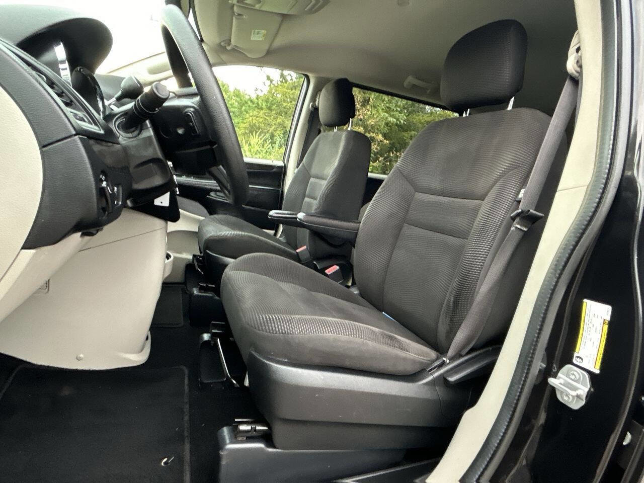 Used 2020 Dodge Grand Caravan SE image 12