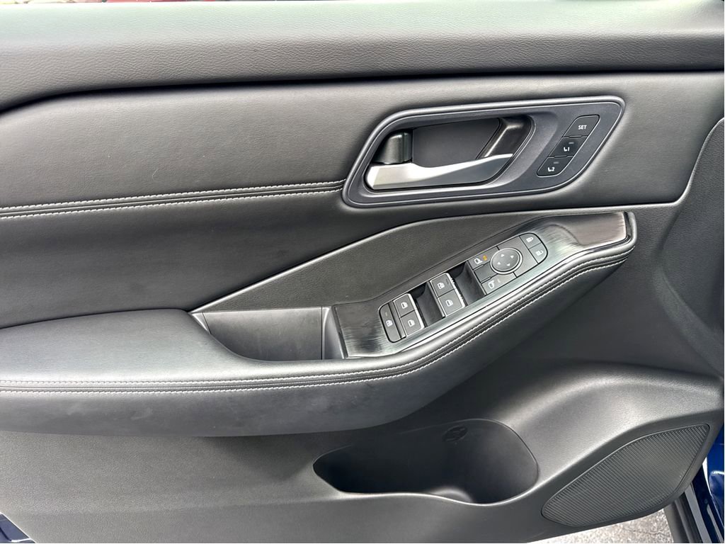 Used 2024 Nissan Rogue SL w/ SL Premium Package image 11