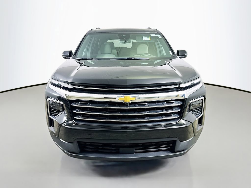 Used 2025 Chevrolet Traverse LT image 2