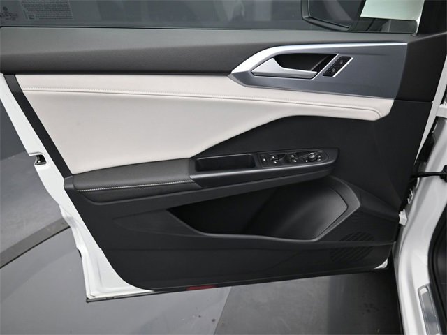 Used 2025 Volkswagen Taos SE w/ Panoramic Sunroof Package image 11