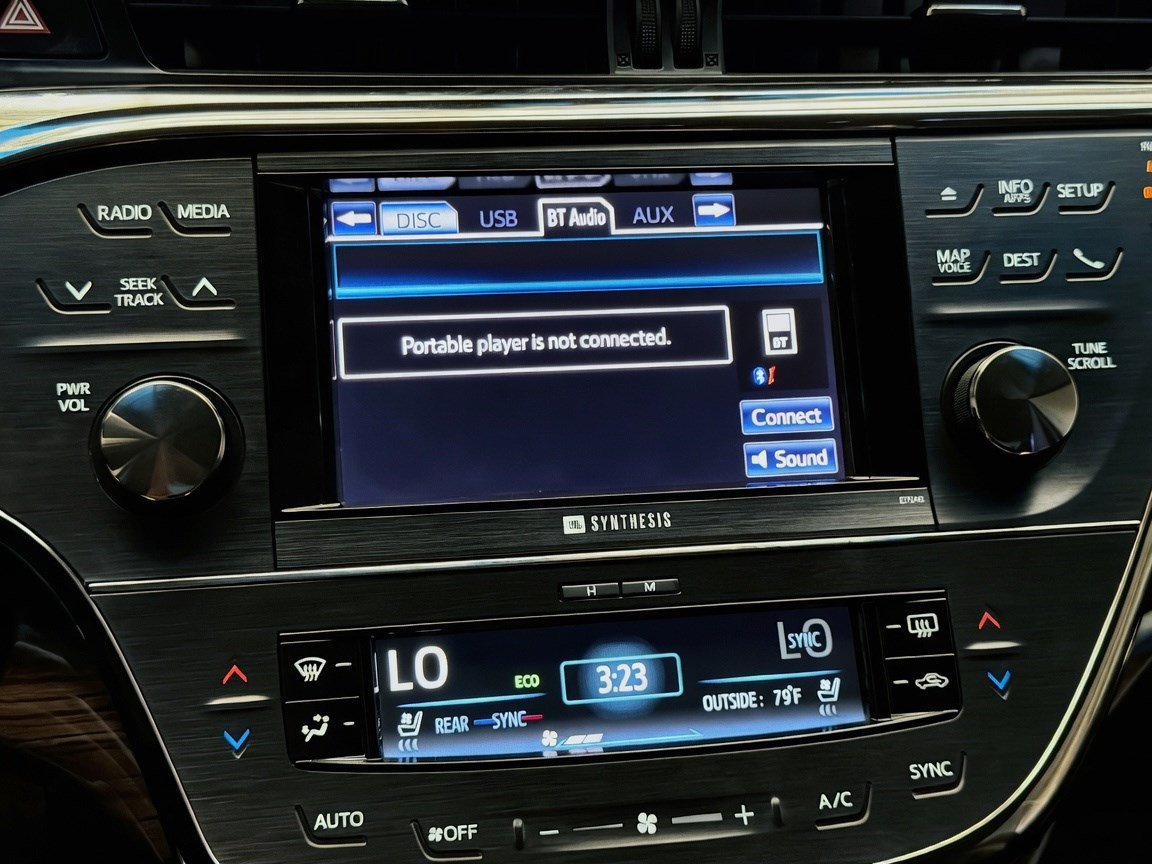 Used 2014 Toyota Avalon Limited w/ Technology Package FWD image 9