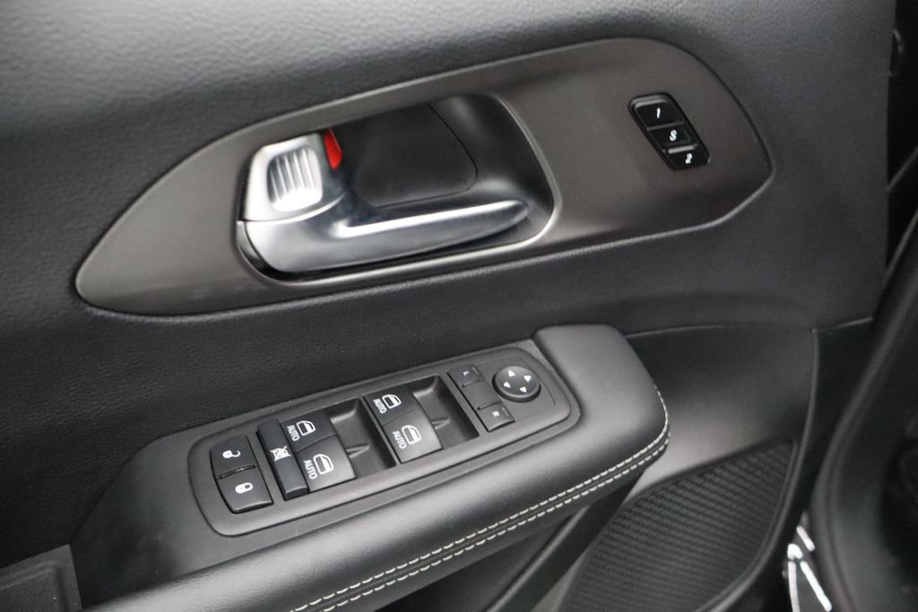 Used 2025 Chrysler Pacifica Select FWD image 12