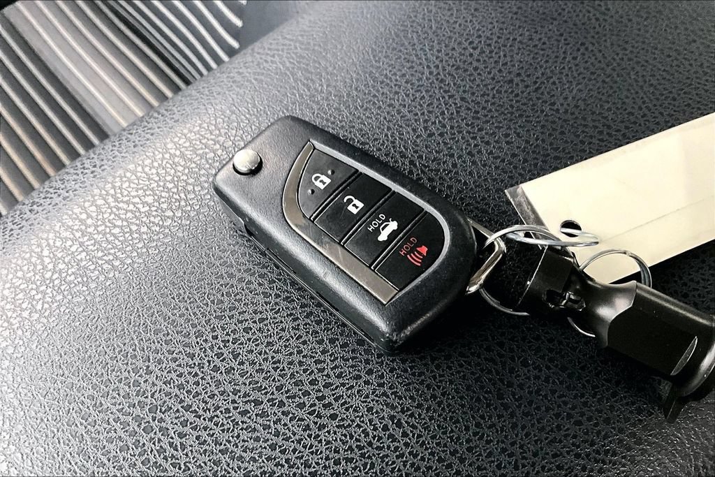 Used 2020 Toyota Camry SE FWD image 12