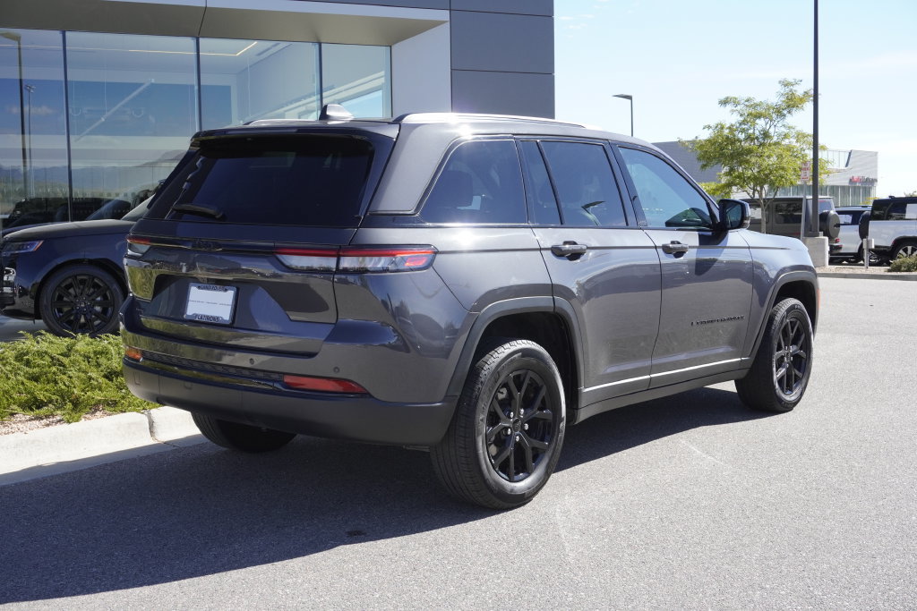 Used 2024 Jeep Grand Cherokee Altitude AWD/4WD image 4