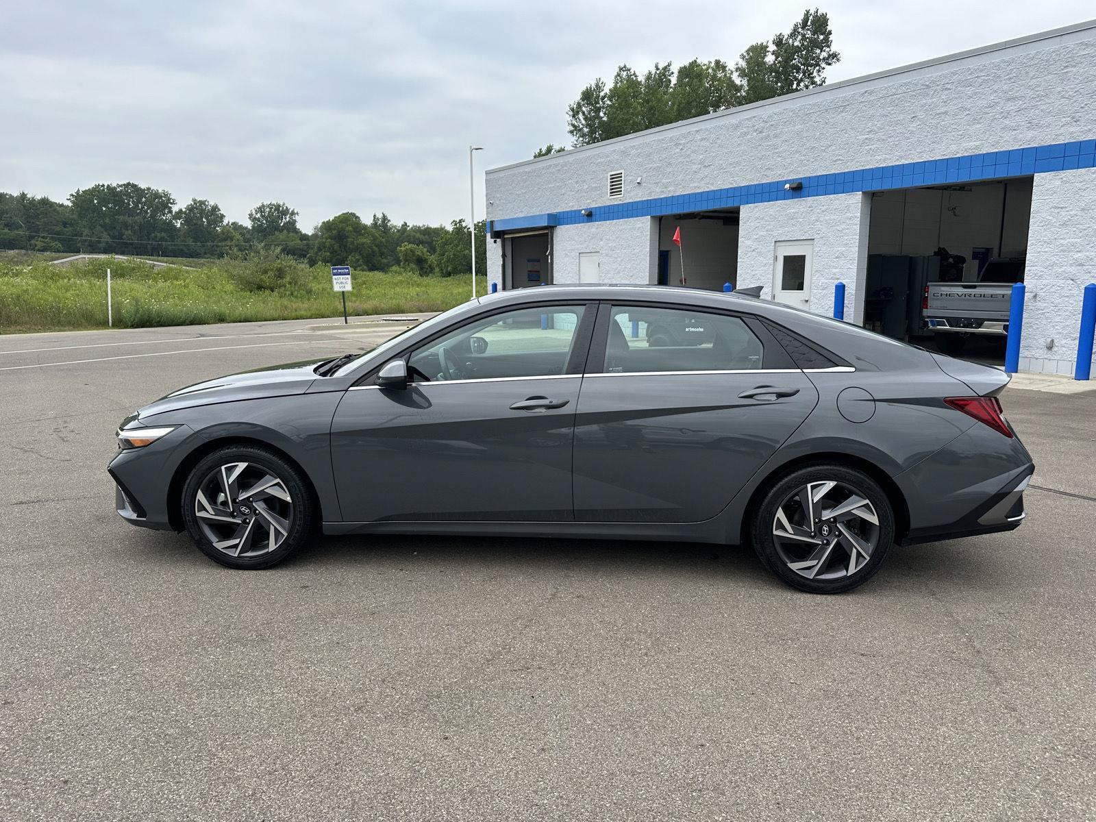 Used 2025 Hyundai Elantra SEL FWD image 2