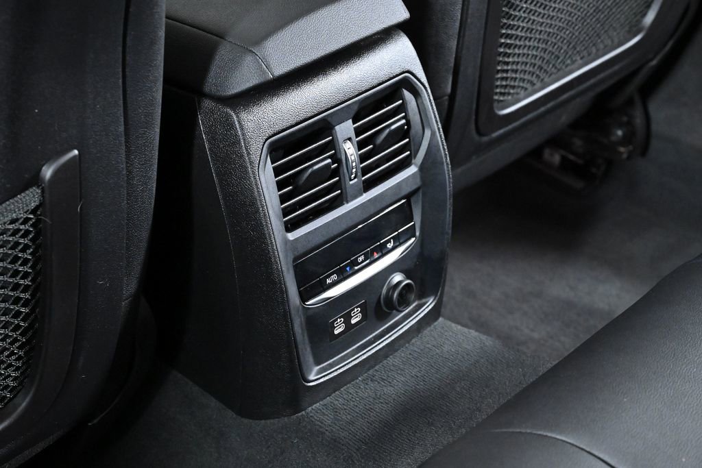 Used 2019 BMW 330i xDrive Sedan w/ Driving Assistance Package image 33