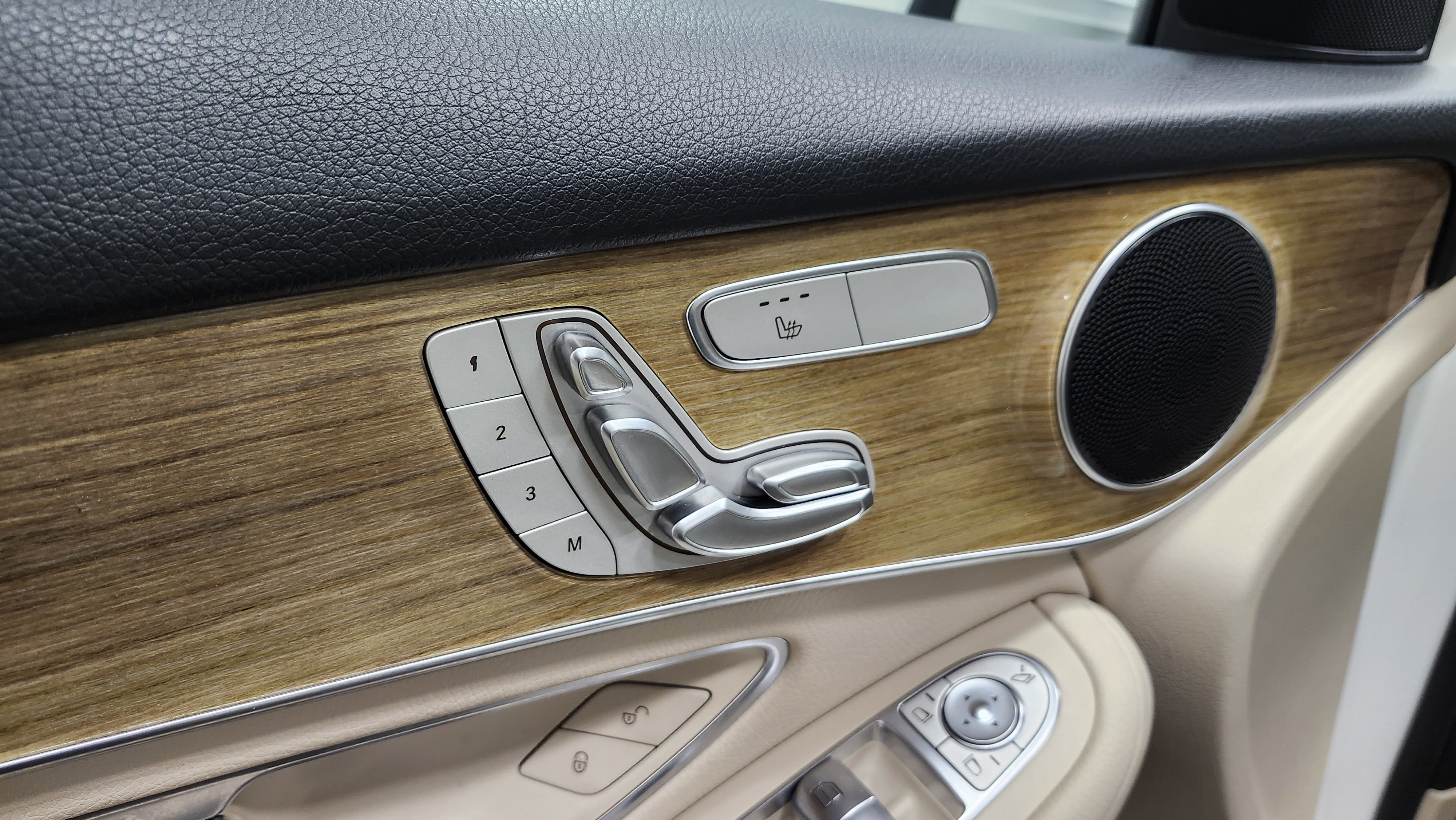 Used 2019 Mercedes-Benz GLC 300 w/ Premium Package image 6