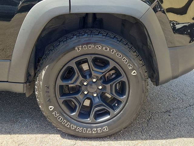 Used 2020 Jeep Cherokee Trailhawk image 32