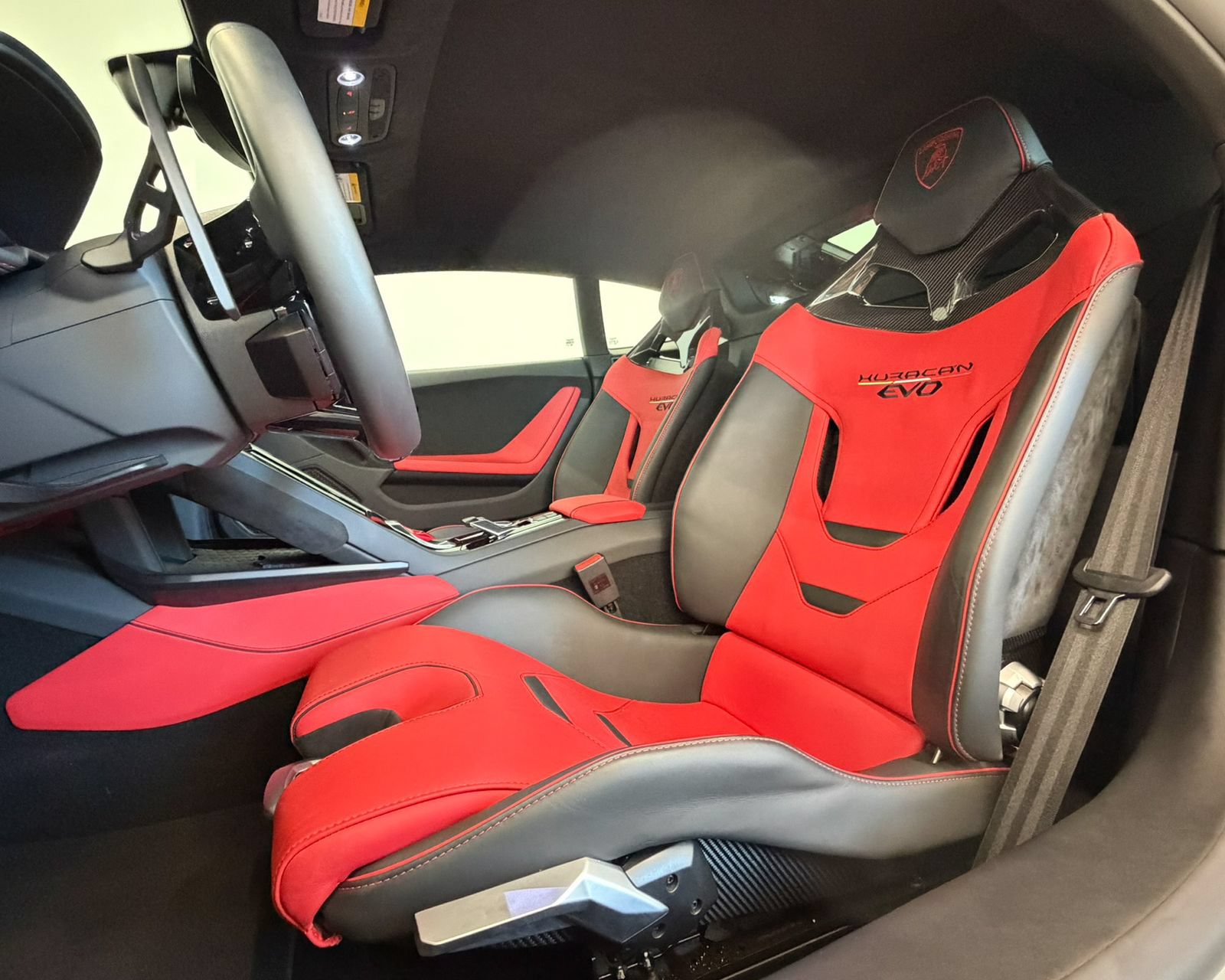 Used 2022 Lamborghini Huracan EVO RWD image 13