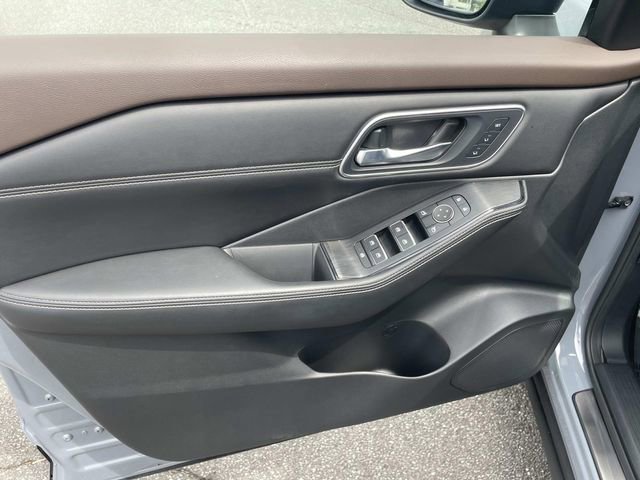 Used 2022 Nissan Rogue Platinum w/ Head-Up Display Package FWD image 17