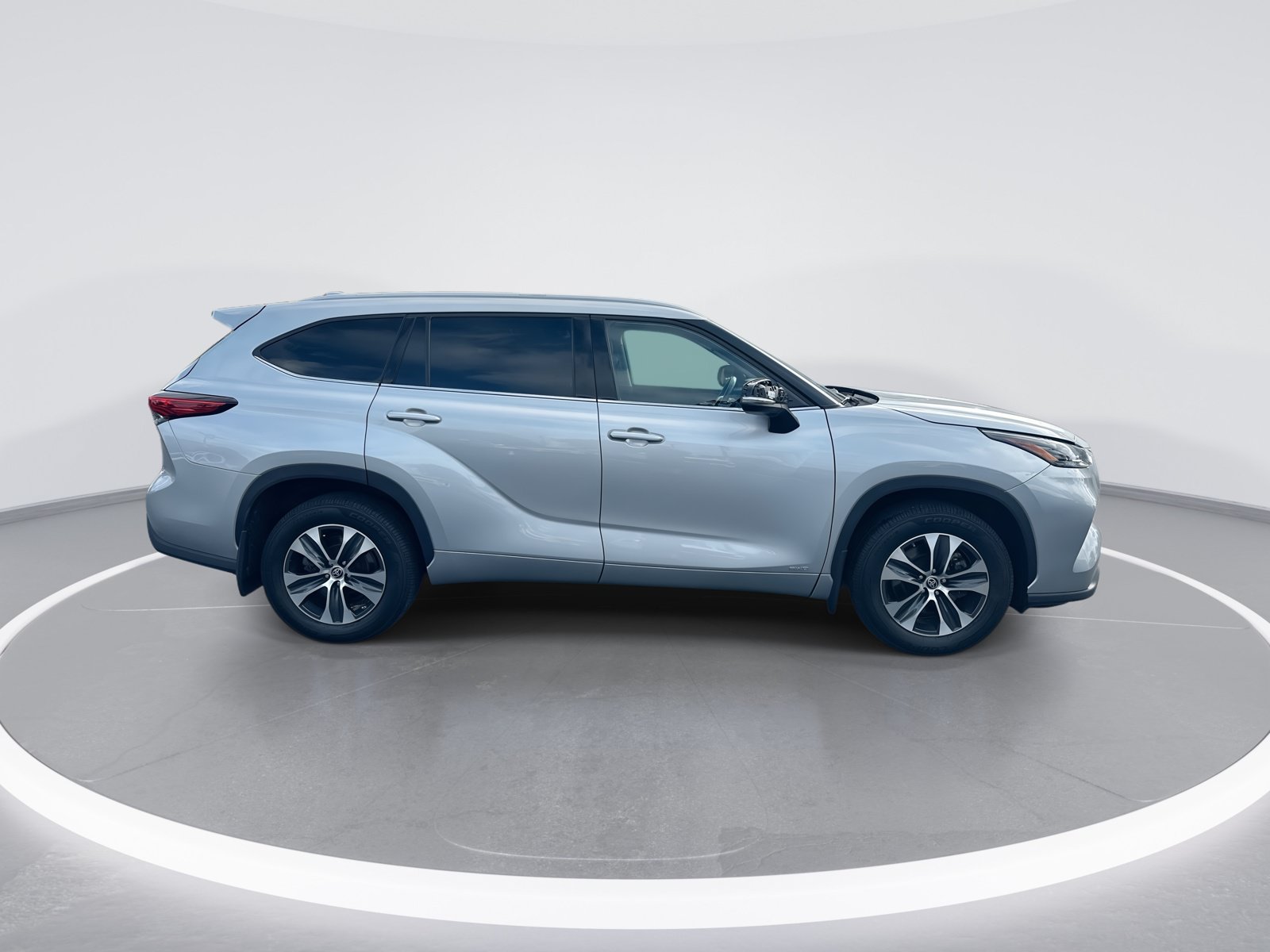 Used 2022 Toyota Highlander XLE AWD/4WD image 10