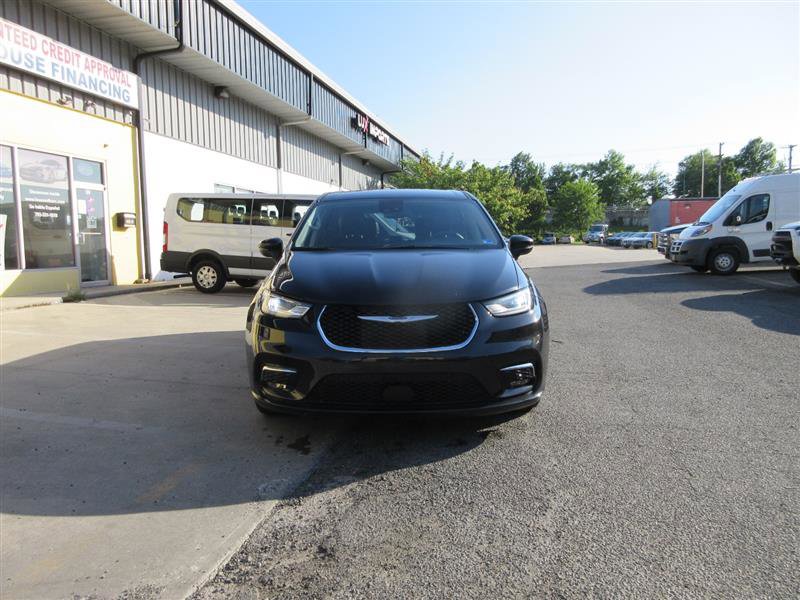 Used 2023 Chrysler Pacifica Touring-L FWD image 37