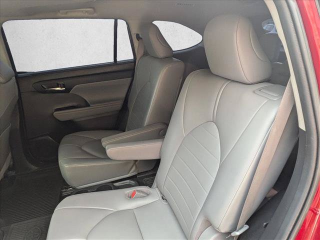 Used 2021 Toyota Highlander XLE AWD/4WD image 17