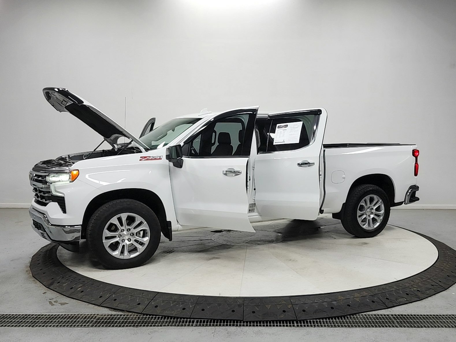 Used 2025 Chevrolet Silverado 1500 LTZ AWD/4WD image 11